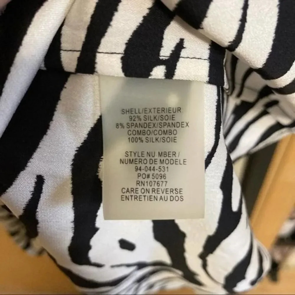 ALICE + OLIVIA Zebra Print Silk Blouse V Neck Short Sleeve Small - Picture 3 of 4